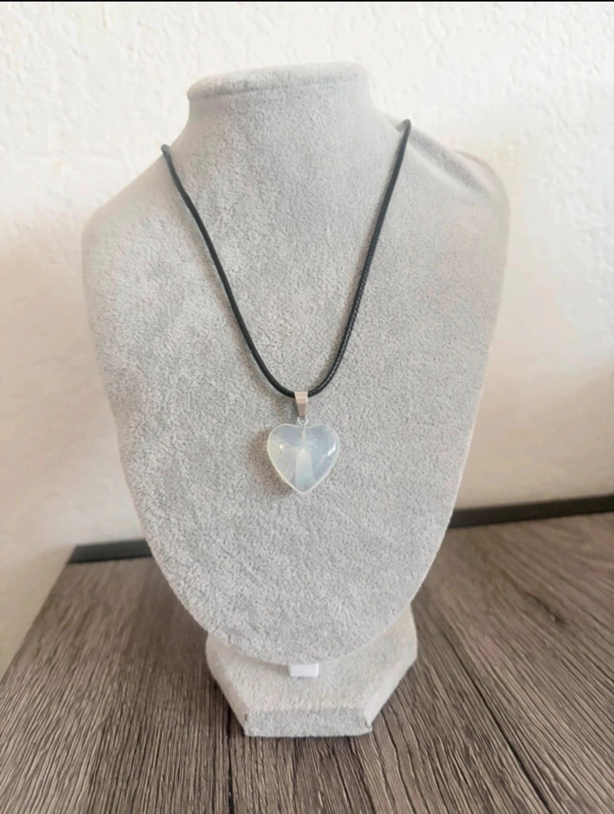 Collar Colgante Corazón de Cristal - Blanco Opalescente y Cordón Negro – photo 2